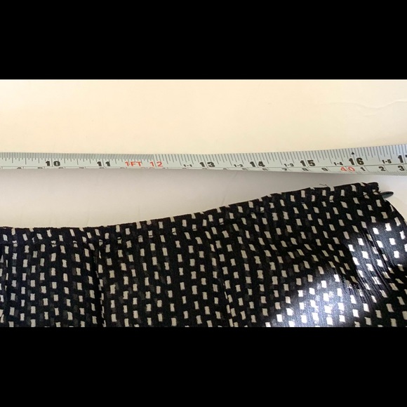 Classic Black & white sheer viscose pleaded skirt just below the knee US 10 - 12 - Picture 11 of 15